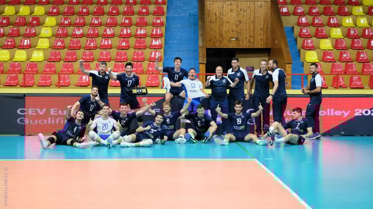 שחקני נבחרת ישראל חוגגים עלייה לאליפות אירופה