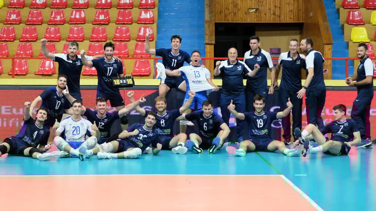 ליברמן ושחקני נבחרת ישראל חוגגים עלייה לאליפות אירופה (צילום: באדיבות ה-CEV) שחקני נבחרת ישראל חוגגים עלייה לאליפות אירופה