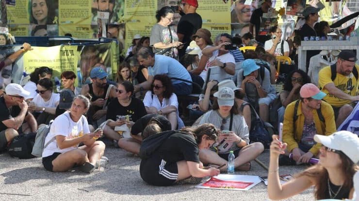 כיכר החטופים בזמן האזעקה (צילום: מוטי קמחי) אזעקה בכיכר החטופים מטיל חות'י