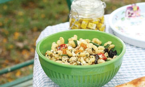 סלט פסטה עם פסטו, חצילים קלויים ועגבניות מיובשות