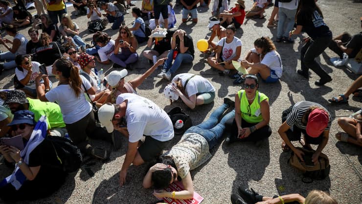 תופסים מחסה בזמן מחאה בתל אביב