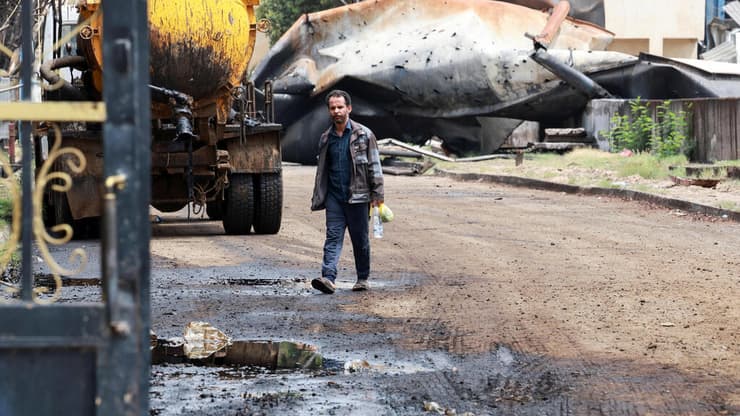 צילום: REUTERS/Khaled Abdullah צנעא תימן הריסות של תחנת כוח אחרי תקיפה של ישראל