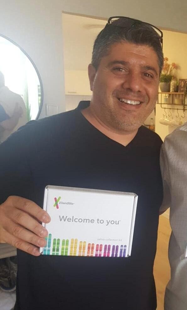 צחי לפני בדיקת ה-DNA. מצא בת דודה ביולוגית, ועוד 1,497 קרובי משפחה מדרגות שונות   