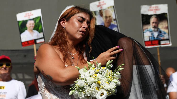 אילנה גריצ'ווסקי בטקס "חתונה" עם בן זוגה החטוף מתן צנגאוקר, בכיכר החטופים