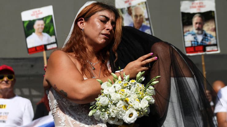 אילנה גריצ'ווסקי בטקס "חתונה" עם בן זוגה החטוף מתן צנגאוקר, בכיכר החטופים