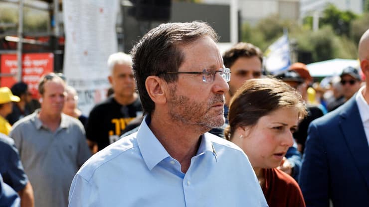 צילום: REUTERS/Amir Cohen נשיא המדינה, יצחק הרצוג בכיכר החטופים - יום העצירה למענם