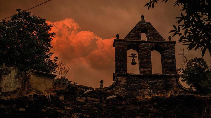 ספרד גליציה שריפה שריפות יער משבר שינוי האקלים גל מכת חום אירופה פטריית עשן בית בתי קברות