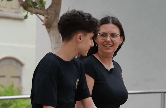 "הבן שלי לומד ערך של עבודה וכסף. זה שיעור לחיים" (צילום: ירון שרון) יום בחיי שליחת Wolt ברגל