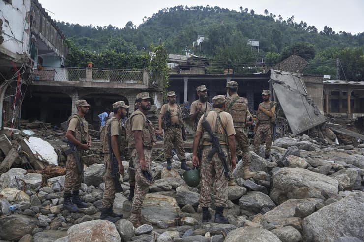 פוחתים הסיכויים למצוא ניצולים (צילום: AP Photo/Muhammad Sajjad) מונסון ב צפון פקיסטן הצפות שיטפונות