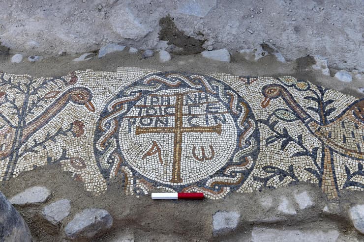 תקריב של הכתובת בפסיפס מוקפת באגמיות מצריות