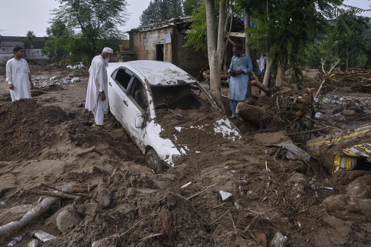 צילום: AP Photo/Muhammad Sajjad מונסון ב צפון פקיסטן הצפות שיטפונות
