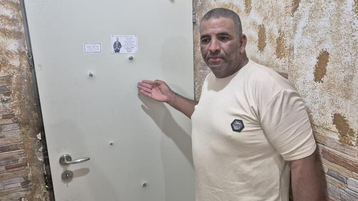 מוחמד ג'ורבאן ודולת הוריו של מוראד עמאש שנרצח ביריות בג'סר אזרקא