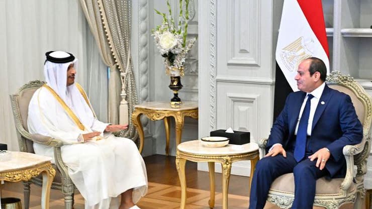 יציגו את חמאס כמי ש"הציל" את הפלסטינים. א-סיסי ואל-ת'אני עבד אל-פתאח א-סיסי יחד עם מוחמד בן עבד א-רחמן אל ת'אני