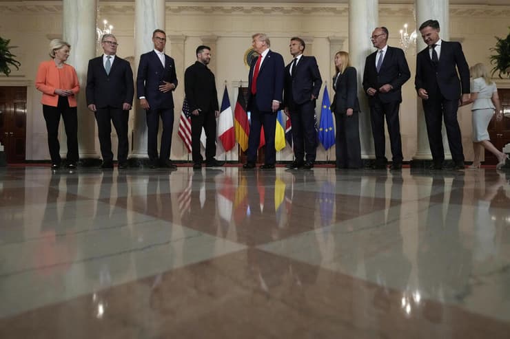 נשיא ארה"ב טראמפ עם נשיא צרפת מקרון ראש ממשלת איטליה מלוני ראש ממשלת בריטניה סטרמר קנצלר גרמניה מרץ ונשיא אוקראינה זלנסקי פסגה הבית הלבן