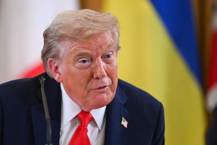 טראמפ אמר שנותרו פחות מ-20 חטופים חיים. גמליאל: "לא שידוע לי על זה" (צילום: ANDREW CABALLERO-REYNOLDS / AFP) נשיא ארה"ב טראמפ פסגה עם נשיא אוקראינה זלנסקי ומנהיגי אירופה ב הבית הלבן