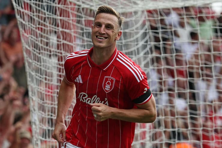 פורח תחת נונו. ווד חוגג (צילום: Darren Staples / AFP) ווד חוגג