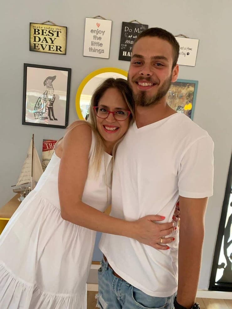 אלון אהל עם דודתו נגה. חטוף בעזה כבר 682 יום (צילום: באדיבות המשפחה) המיילדת נגה גור אריה עם אחיינה החטוף בעזה, אלון אהל