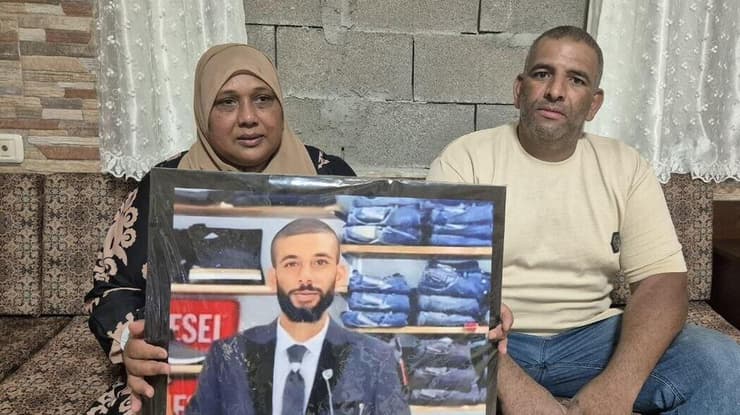 מוחמד ג'ורבאן ודולת הוריו של מוראד עמאש שנרצח ביריות בג'סר אזרקא