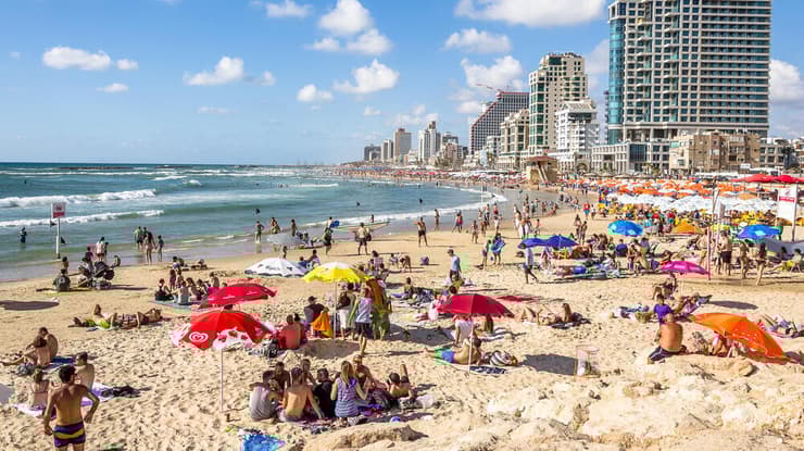 רוחצים בחוף תל אביב