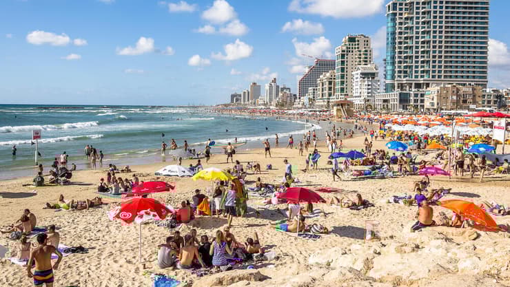 רוחצים בחוף תל אביב