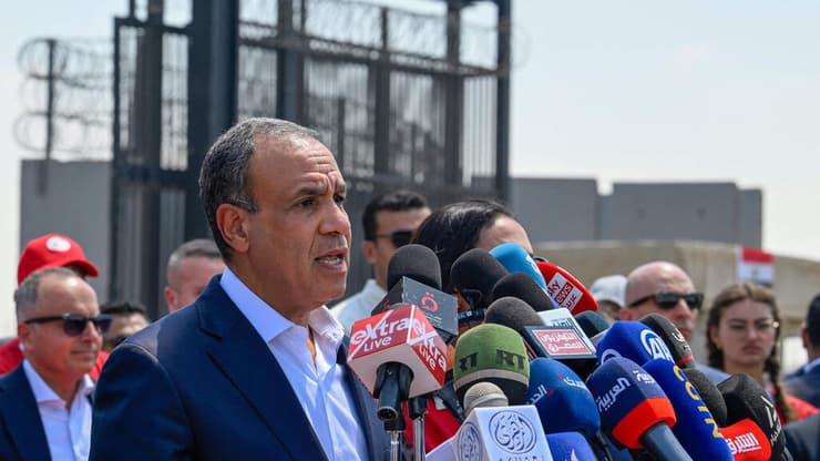 בדר עבד אל עאטי ומוחמד מוסטפא בהצהרה לתקשורת במעבר רפיח