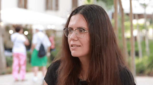 "אין פה שעות קבועות - זו פעילות קלילה שזורמת". יום בחיי ווקרית (צילום: ירון שרון) יום בחיי שליחת Wolt ברגל