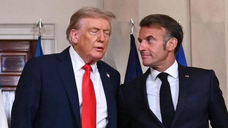 אחת מהסיבות לגל ההכרות - מערכת ביחסים בין שני הנשיאים. מקרון וטראמפ, בחודש שעבר (צילום: ANDREW CABALLERO-REYNOLDS / AFP) נשיא צרפת מקרון לצד נשיא ארה"ב טראמפ פסגה הבית הלבן עם נשיא אוקראינה זלנסקי ומנהיגי אירופה