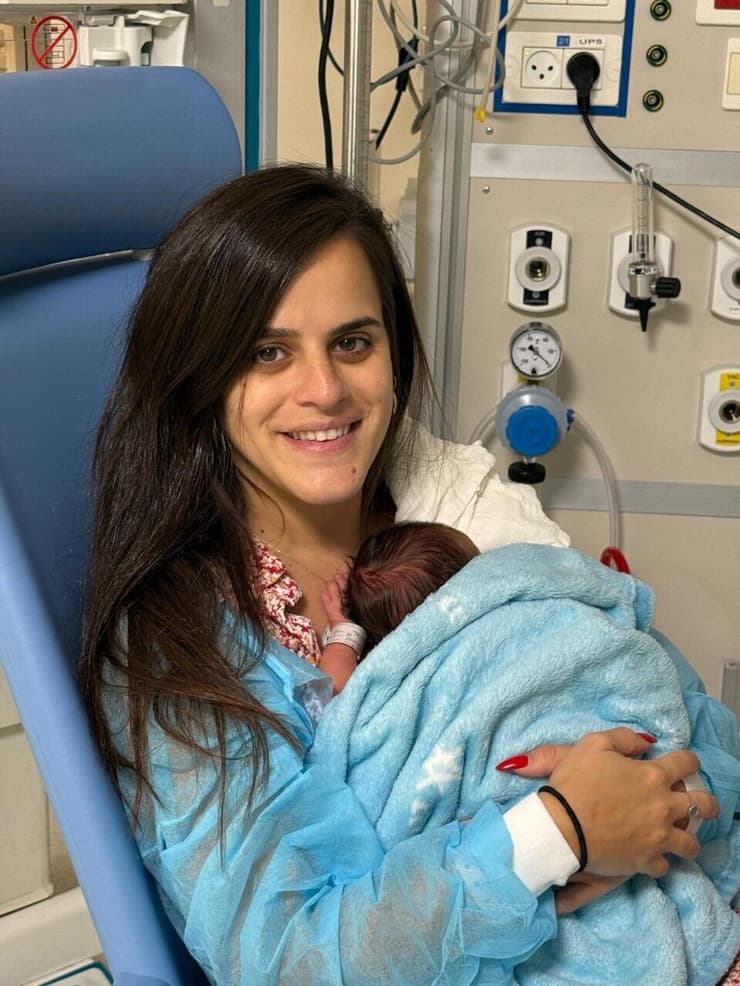 עדי פרץ עם בנה הילוד, נטע אלון. "מתפללת שכשאלון יחזור - הוא יפגוש את נטע אלון שלנו" (צילום: באדיבות המרכז הרפואי בני ציון) היולדת עדי פרץ ובנה, שנקרא על שמו של החטוף אלון אהל