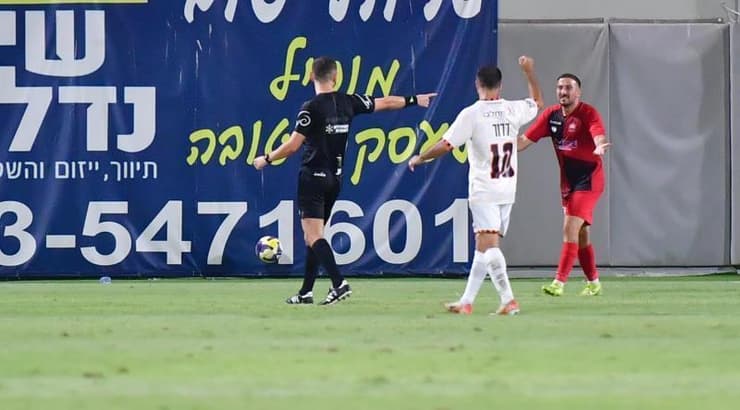 גיא אוחיון מצביע על הנקודה הלבנה (חגי מיכאלי) גיא אוחיון מצביע על הנקודה הלבנה