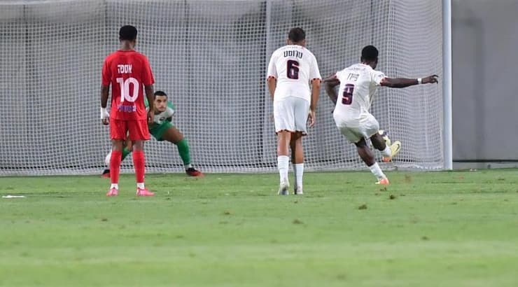 פרנץ פיירו בועט (חגי מיכאלי) פרנץ פיירו בועט