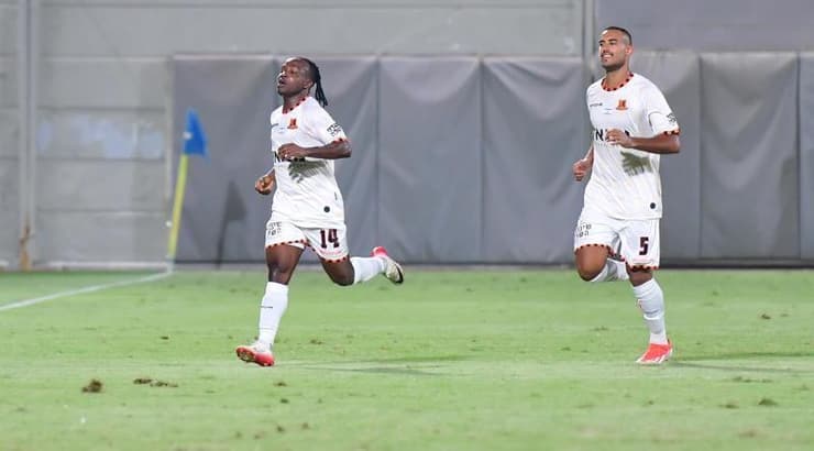 מוסטפא סלמי רץ לחגוג (חגי מיכאלי) מוסטפא סלמי רץ לחגוג