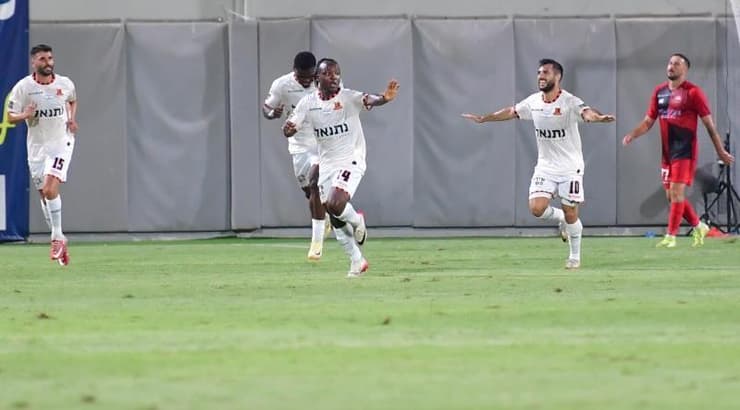 שחקני בני יהודה חוגגים (חגי מיכאלי) שחקני בני יהודה חוגגים