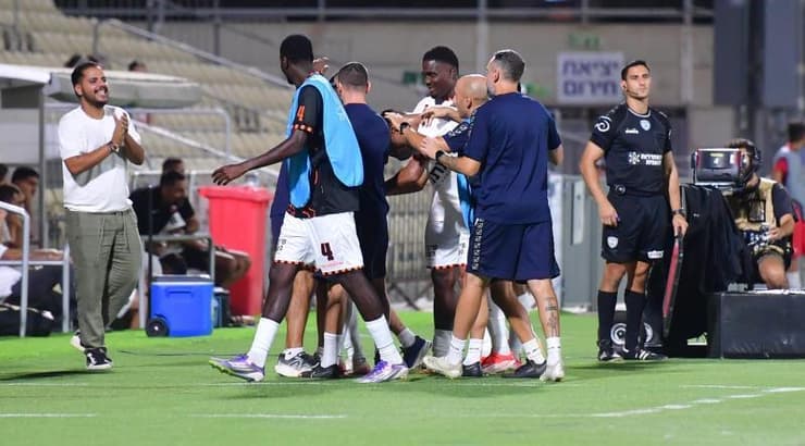 שחקני בני יהודה חוגגים (חגי מיכאלי) שחקני בני יהודה חוגגים