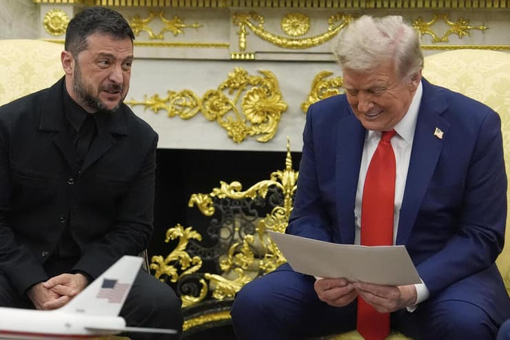 נשיא ארה"ב טראמפ עם מכתב מהגברת הראשונה של אוקראינה אולנה זלנסקי שיועד ל מלניה טראמפ והנשיא וולודימיר זלנסקי העביר לטראמפ במפגש ביניהם בבית הלבן