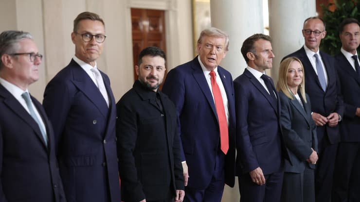 נשיא ארה"ב טראמפ עם נשיא צרפת מקרון ראש ממשלת איטליה מלוני ראש ממשלת בריטניה סטרמר קנצלר גרמניה מרץ ונשיא אוקראינה זלנסקי פסגה הבית הלבן
