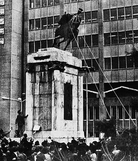 מפילים את פסל השאה, 1979 (צילום: גטי אימג'ס) yk14479903