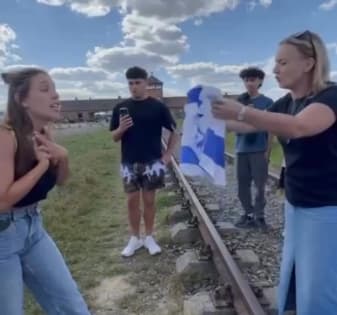 קורצ'אק מניפה את דגל ישראל על פסי הרכבת