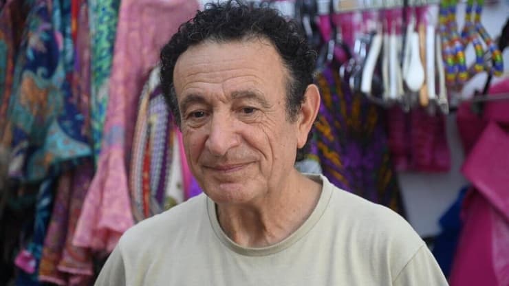 איציק כהן. "שם מוזיקה ומנסה לשמח" (צילום: יאיר שגיא ) איציק כהן - חנות בגדים Rene