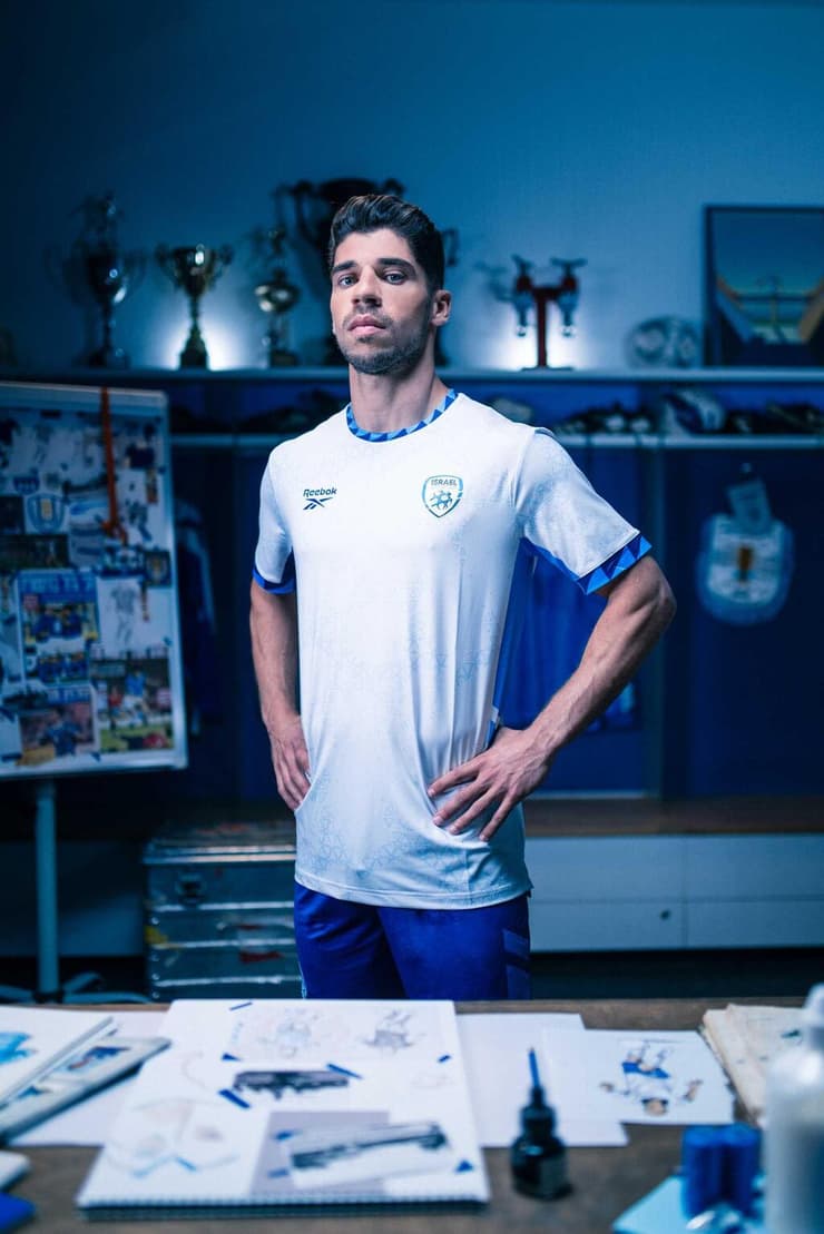 מנור סולומון עם המדים החדשים של נבחרת ישראל