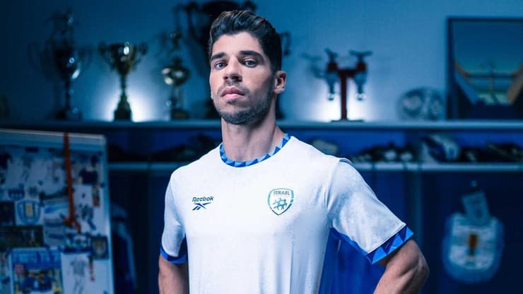 מנור סולומון עם המדים החדשים של נבחרת ישראל