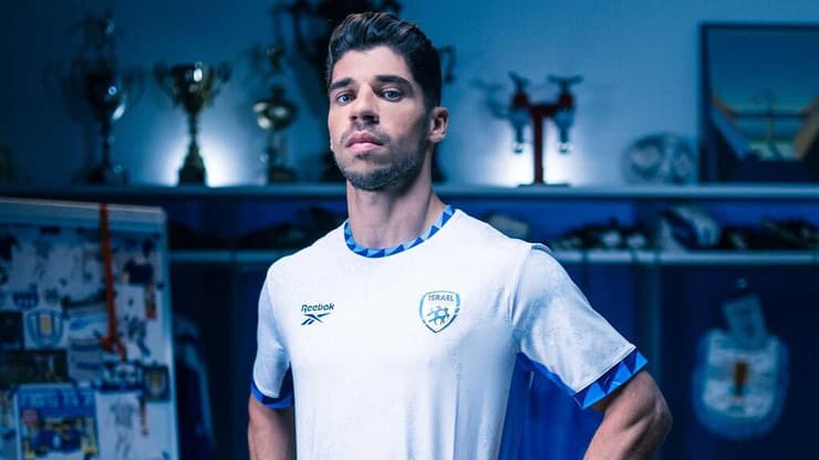 מנור סולומון עם המדים החדשים של נבחרת ישראל (צילום: ההתאחדות לכדורגל) מנור סולומון עם המדים החדשים של נבחרת ישראל