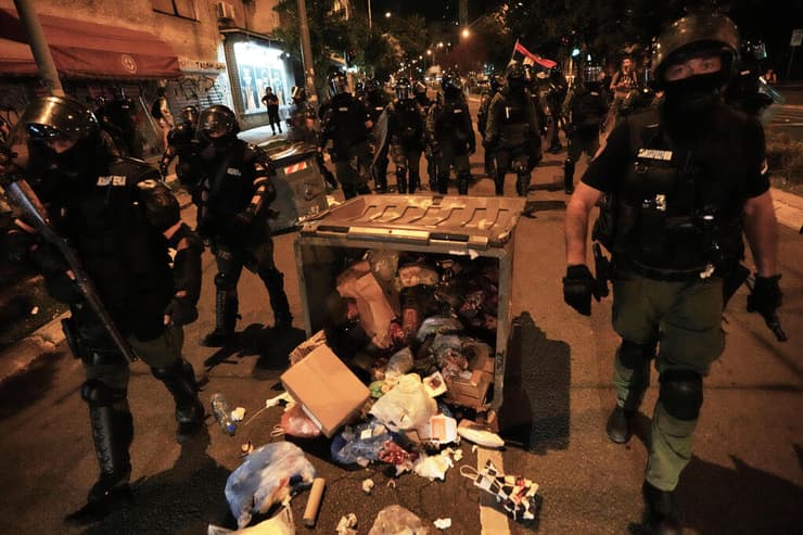 סרביה בלגרד מהומות הפגנות נגד מפלגת השלטון