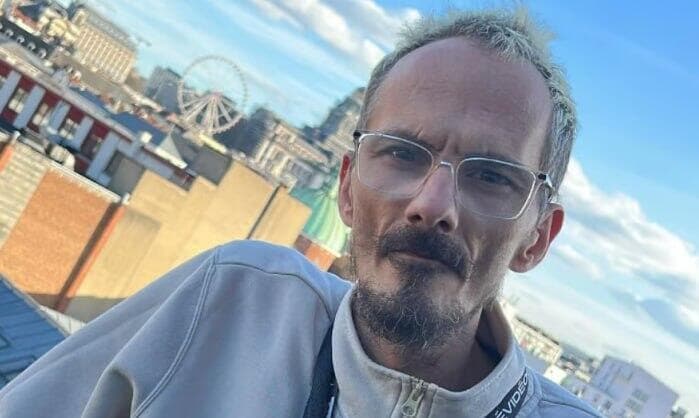 רפאל גראבן. מת בשנתו בגיל 46, במהלך שידור חי צרפת חקירה בעקבות מותו של גבר שתיעד את עצמו בשידור חי ברשת