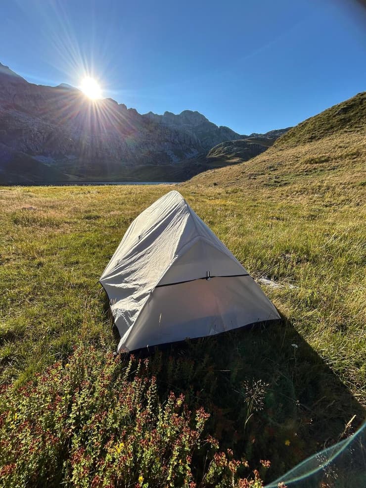 בין טרמפ לטרמפ - ישנים באוהל (צילום: אריאל רון) אריאל רון חוצה את אירופה בטרמפים