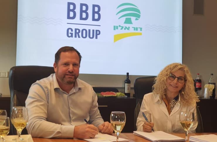 תורג'מן לצד מוטי בן משה בהכרזה על מכירת 50% מ-BBB לדור אלון