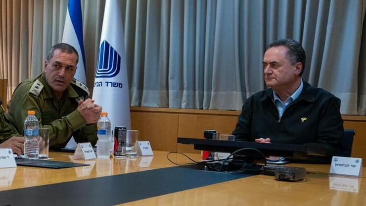 שר הביטחון ישראל כ"ץ מקיים כעת דיון לאישור תוכניות התקיפה בעזה עם הרמטכ"ל, רב-אלוף אייל זמיר