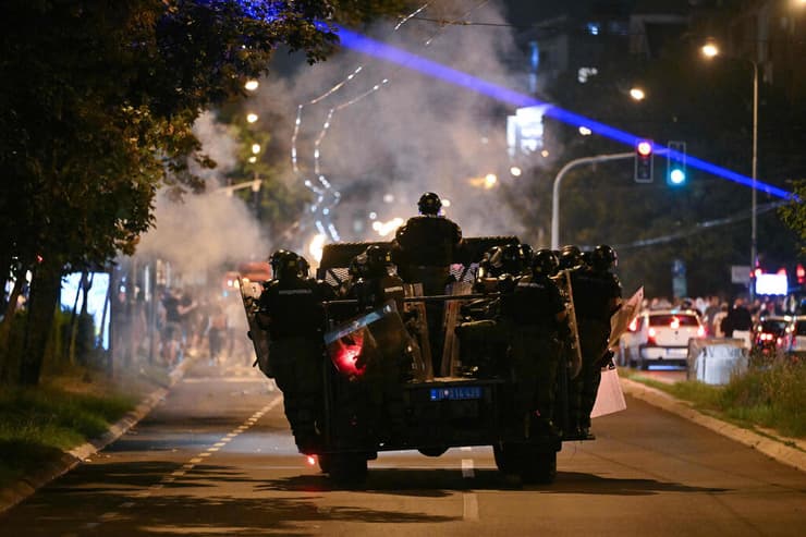 סרביה בלגרד מהומות הפגנות נגד מפלגת השלטון