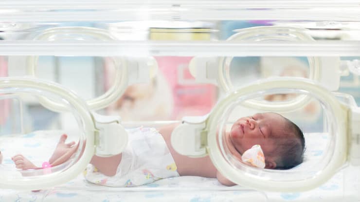 תינוקת בפגייה