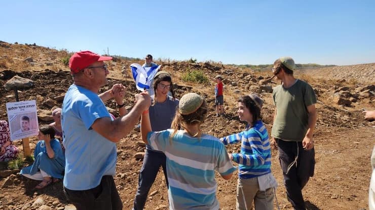 פעילי "חלוצי הבשן". חציית הגדר לשטח סוריה ב-2025 (צילום: חלוצי הבשן) הניחו אבן פינה ליישוב חדש בשם נווה הבשן