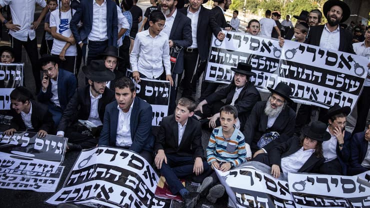 בליכוד שוקלים להצטרף. הפגנת חרדים נגד מעצר העריקים (צילום: JOHN WESSELS / AFP) הפגנת חרדים בכפר יונה